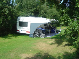 campingwagen_auf_dem_bauernhof